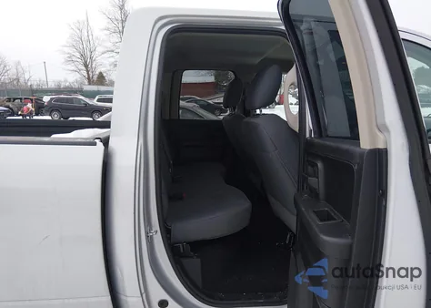 2018 Ram 1500 Express 4X4 6'4 Box z USA, uszkodzony, nr VIN 1C6RR7FT1JS184370